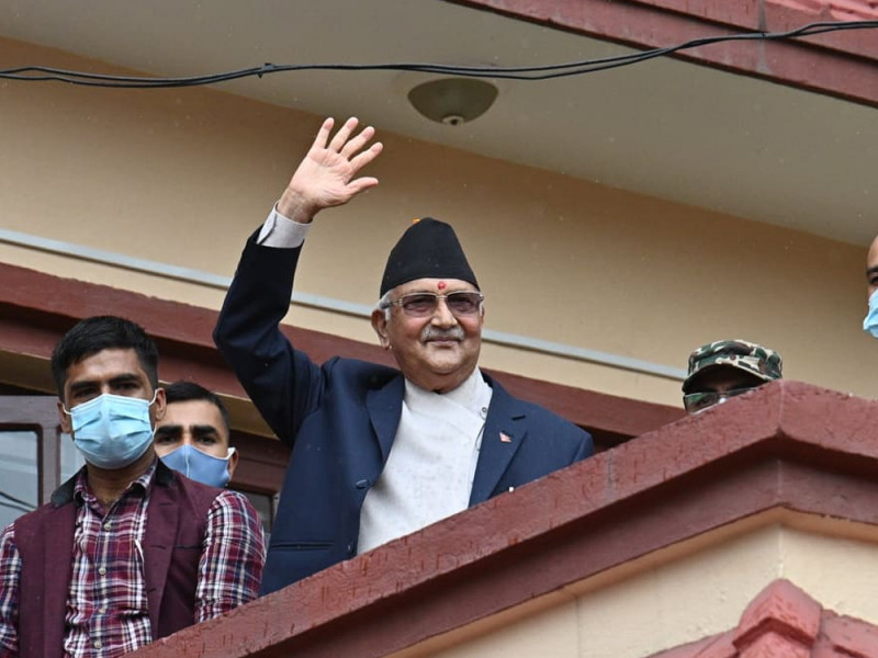 मन्त्री छान्न बालकोटमा निकटस्थसँग छलफल गर्दै ओली